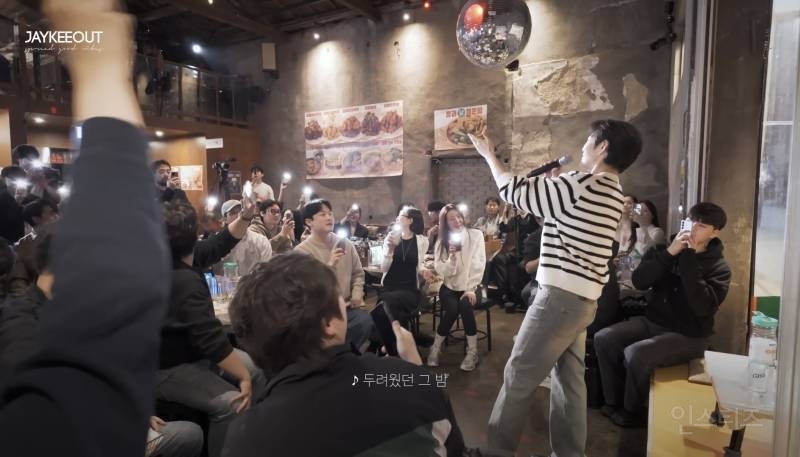 술집에서 팬을 본 이창섭 반응.jpg | 인스티즈
