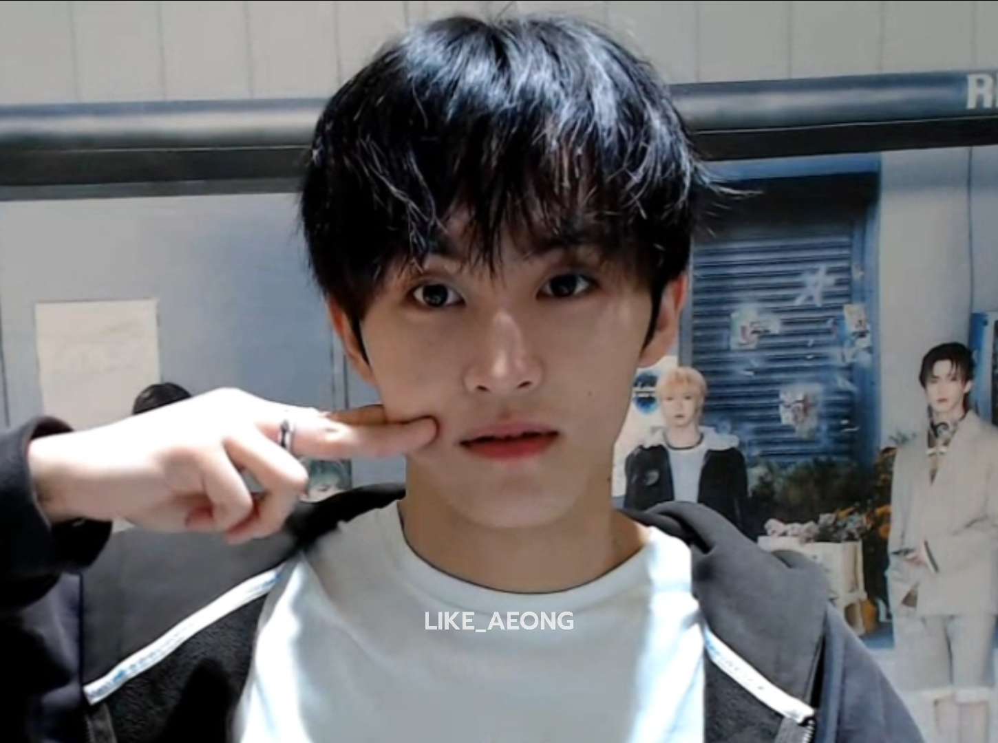 [잡담] 마크 모찌피스 너무 어리둥절해서 다른 사람 손같음 ㅋㅋㅋㅋ | 인스티즈