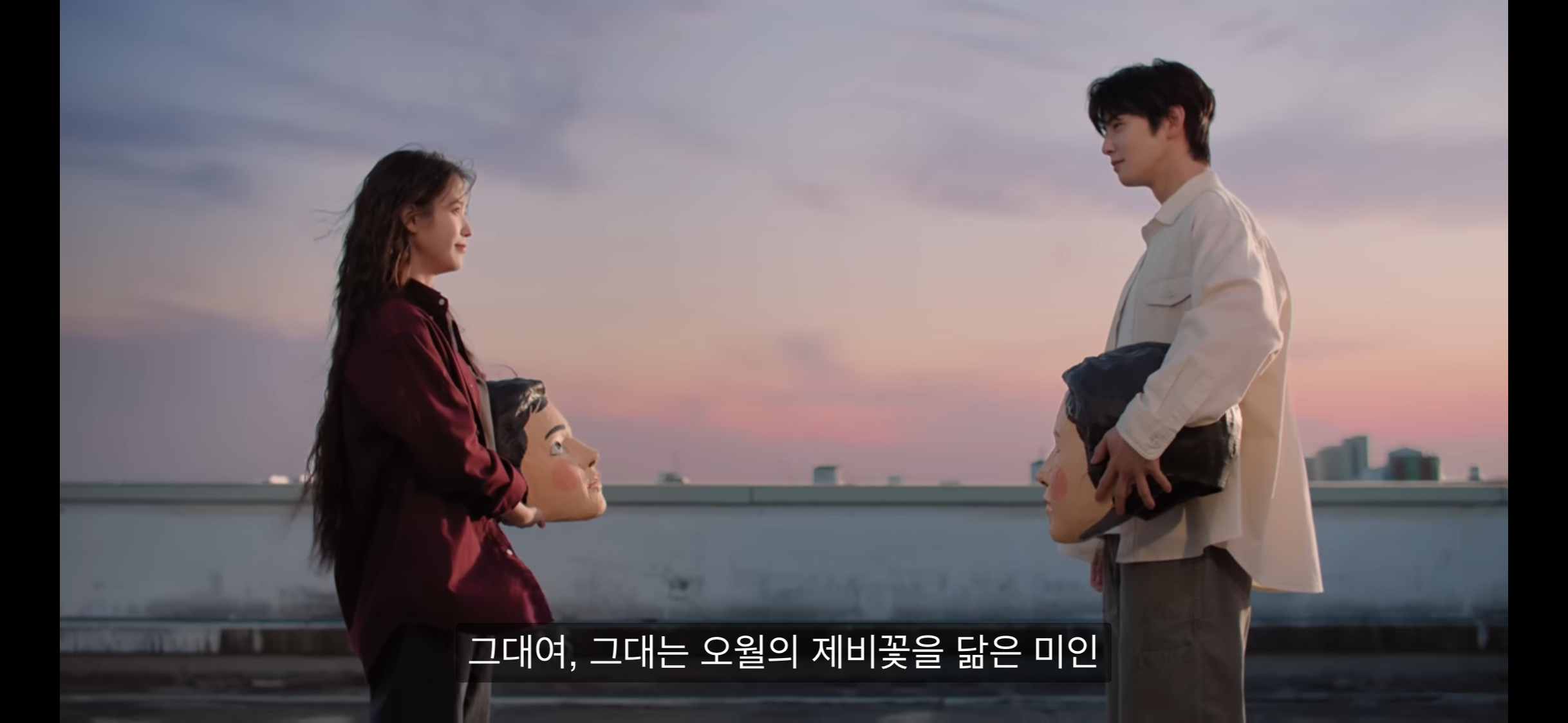 [잡담] 아이유 미인 뮤비 해석: 한번 보면 병맛인데 자꾸 보면 의미도 좋음 | 인스티즈