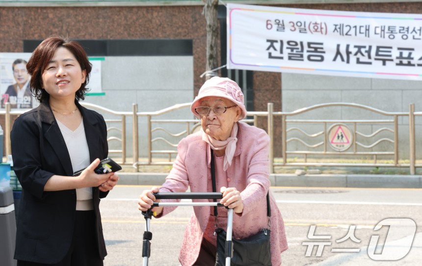 [정보/소식] 투표장 들어서는 101세 어르신 | 인스티즈