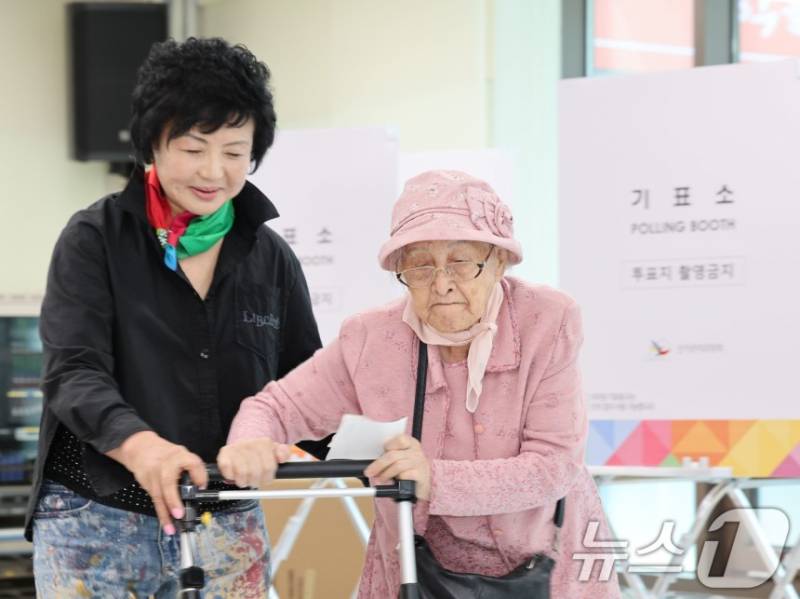 투표권 행사하는 101세 어르신 | 인스티즈