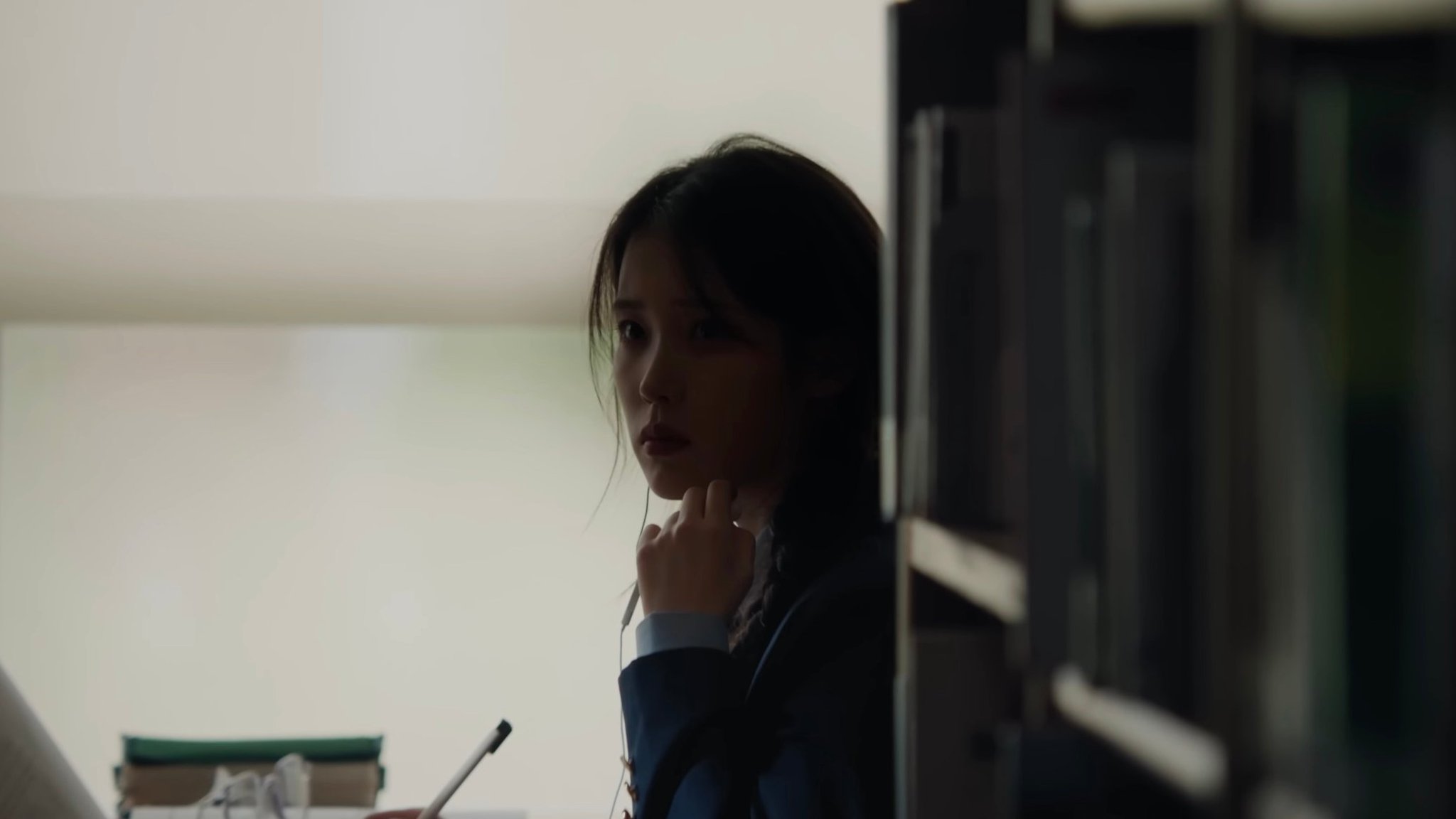 [잡담] 아이유 미인 뮤비 sf단편소설 영상화 느낌이라 너무 좋음../// | 인스티즈