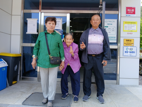 [정보/소식] 포항 105세 할머니, 사전투표 첫날 소중한 한 표 행사 | 인스티즈