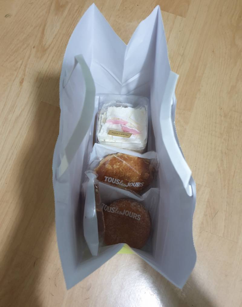 [잡담] 집에 왔더니 내 방 문고리에 걸려있던건데 | 인스티즈