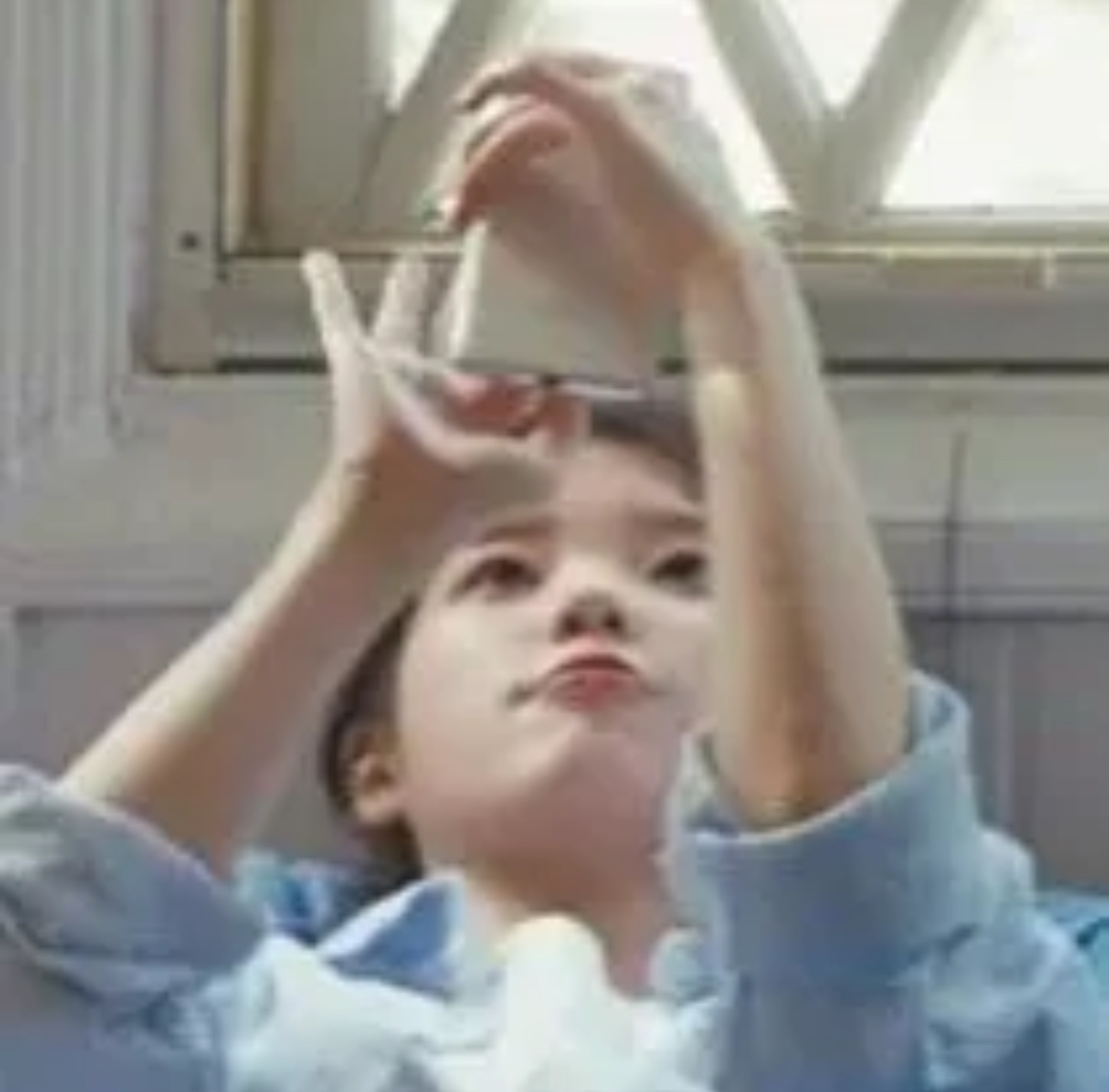 [잡담] 아이유는 누워서 폰할때 이렇게 해서 목에 주름이 없는걸까? | 인스티즈