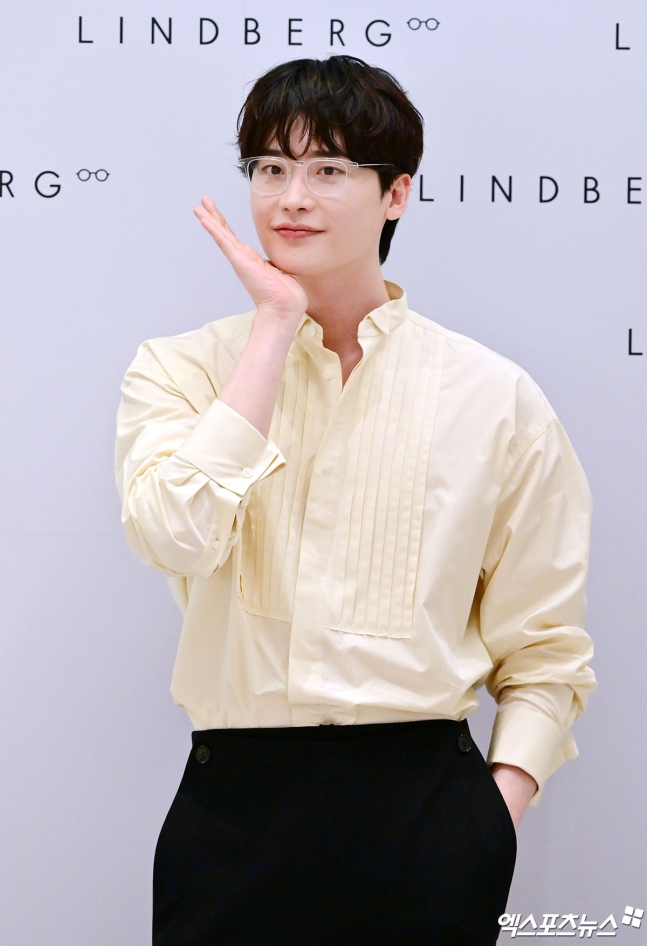 [잡담] 새삼 이종석도 꾸준히 폼이 좋다 안 늙으셔 | 인스티즈