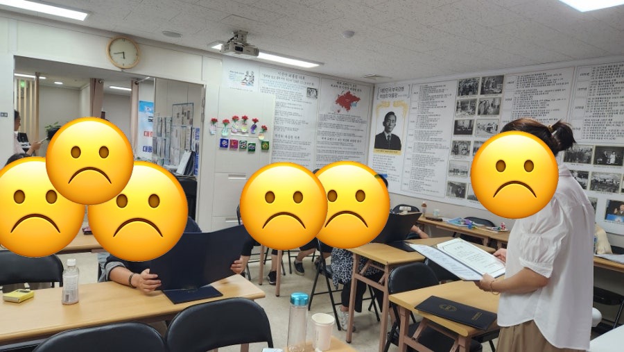 [잡담] 이승만 박정희 벽에 붙여놓은거 무슨 북한같애; | 인스티즈