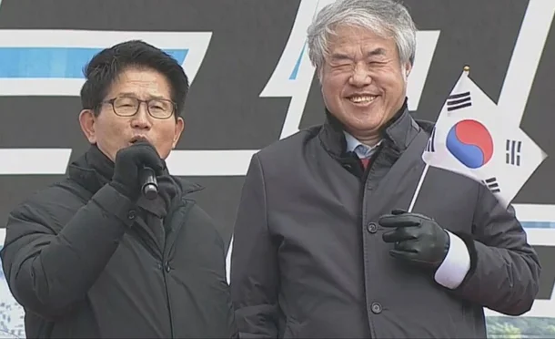 김문수 옆에 왜 전광훈이 붙어다니는건가요? | 인스티즈