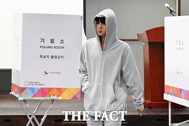 [잡담] 방탄 진 오늘 투표 일찍갔네 ㅋㅋㅋㅋ 자다가 온듯 ㅋㅋㅋㅋ | 인스티즈