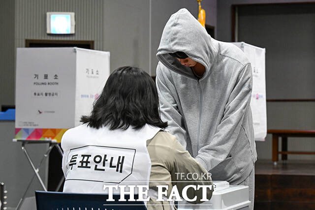 [잡담] 방탄 진 오늘 투표 일찍갔네 ㅋㅋㅋㅋ 자다가 온듯 ㅋㅋㅋㅋ | 인스티즈