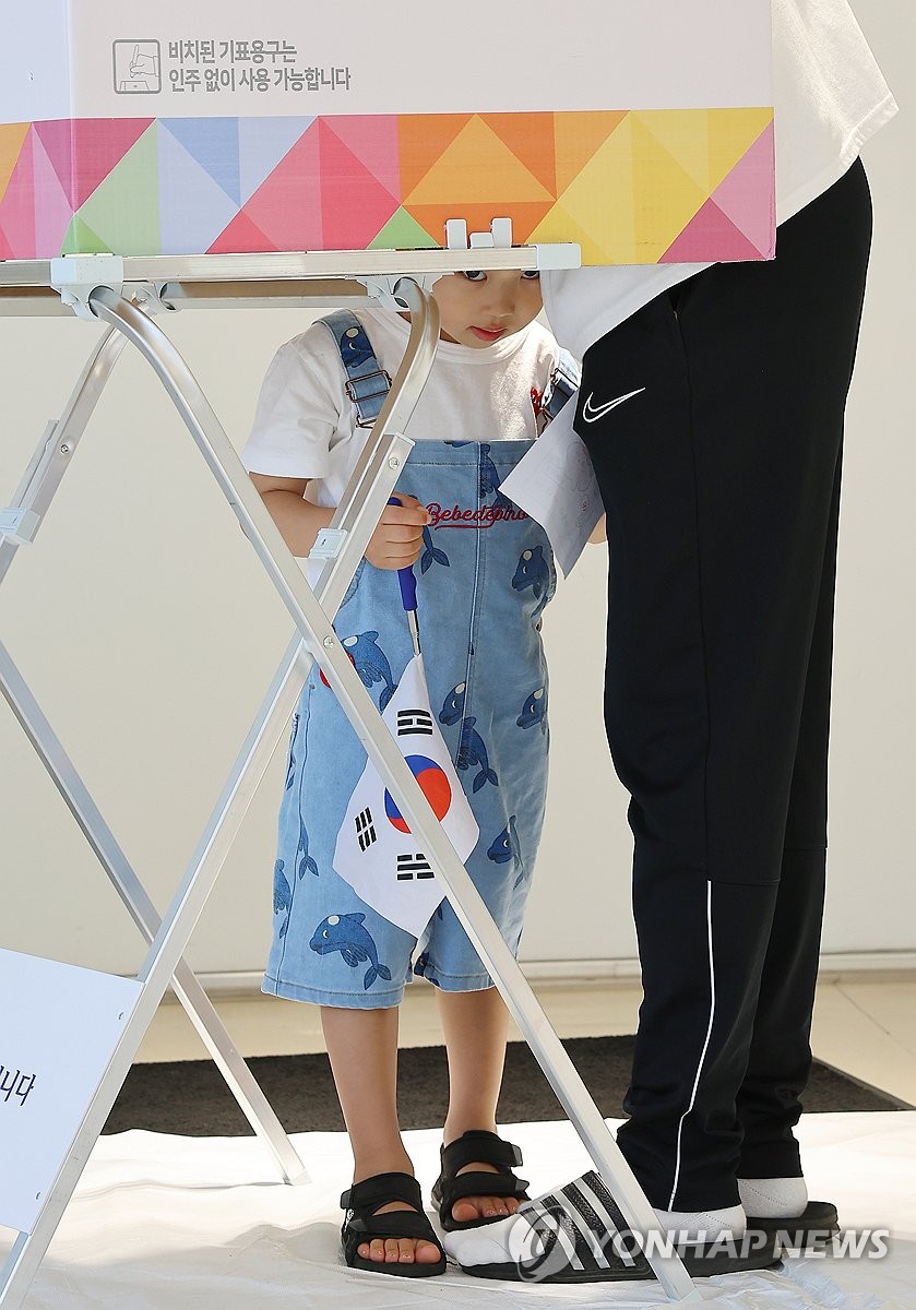 [잡담] [포토] 아빠와 투표소 찾은 어린이 | 인스티즈