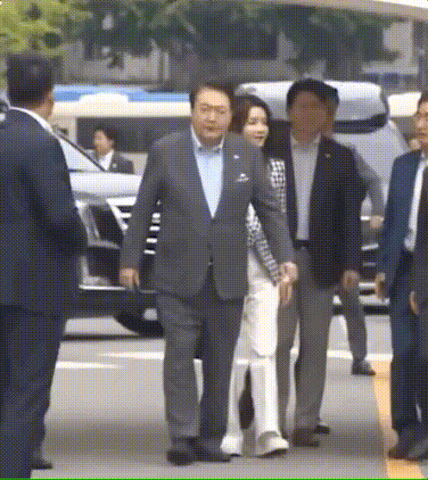 [잡담] 걸음걸이부터가 그냥 너무 다르다........... | 인스티즈