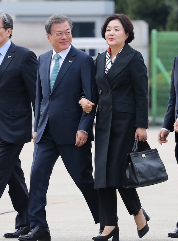 [잡담] 얘들아 문재인 김정숙 사귀고 이재명 김혜경 사귄대 | 인스티즈