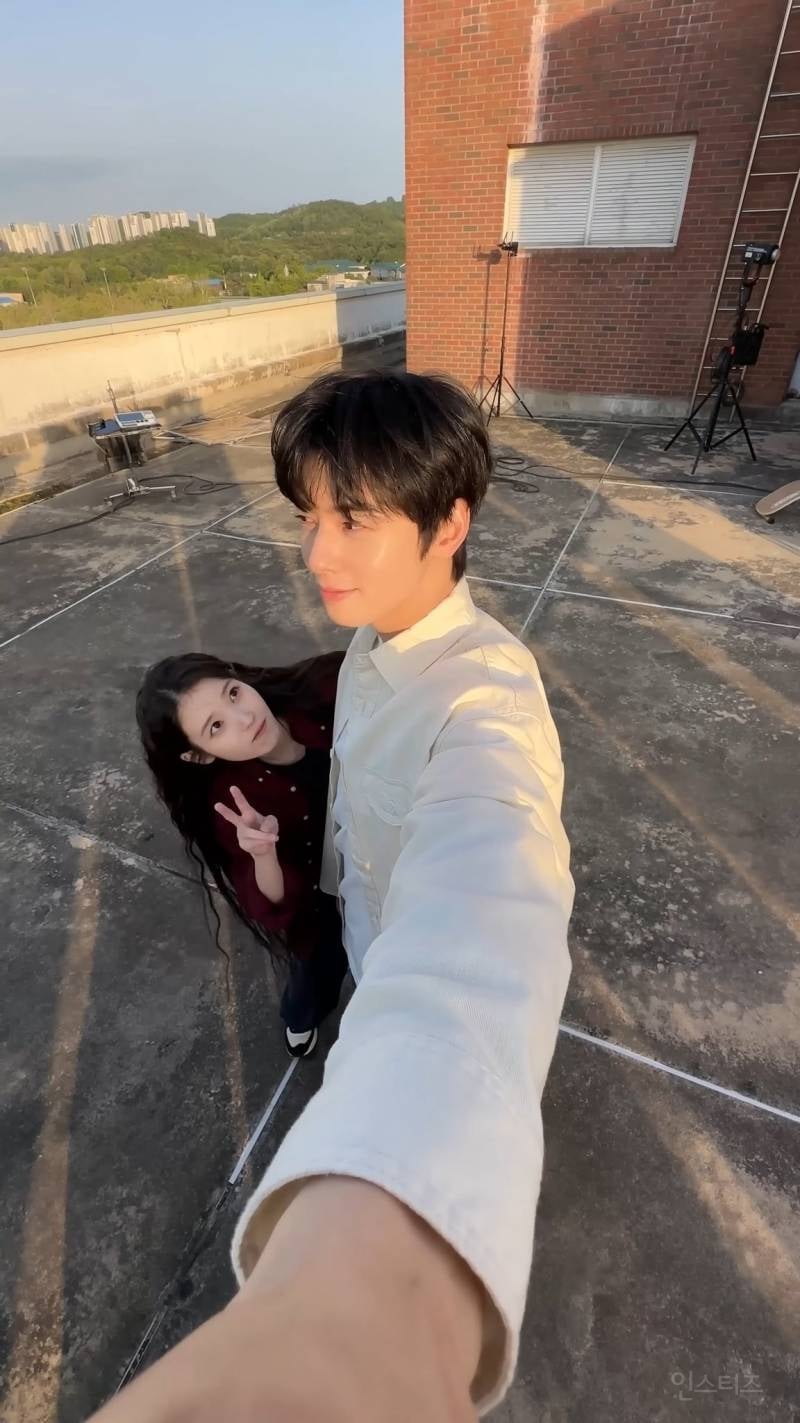 만날 때 마다 𝙅𝙊𝙉𝙉𝘼 반응 터지는 차은우x아이유 조합. gif | 인스티즈