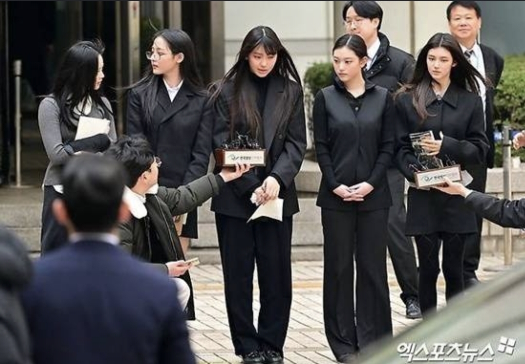 [정보/소식] 뉴진스, 어도어와 합의 선 그었다 "되돌아올 수 없는 강 건너" [엑's 현장] | 인스티즈