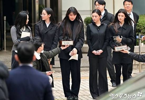 [정보/소식] 뉴진스, 어도어와 전속계약 소송…2차 변론기일은 '불참' [엑's 현장] | 인스티즈