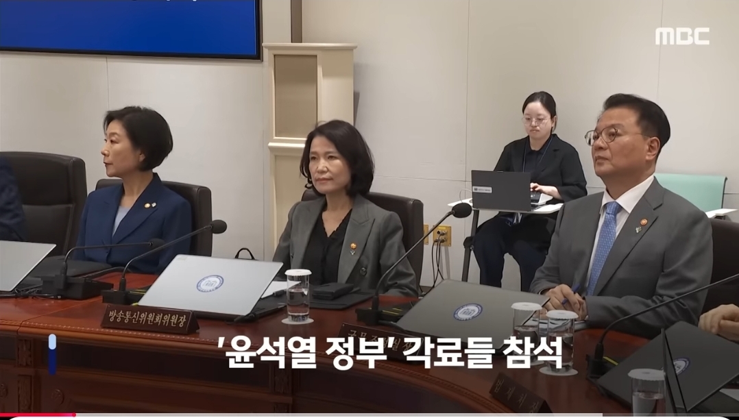 [잡담] 이진숙 방통위원장 탄핵안되길 잘했네 이재명 앞에서 떵씹은표정할줄 누가 알았겠어 | 인스티즈