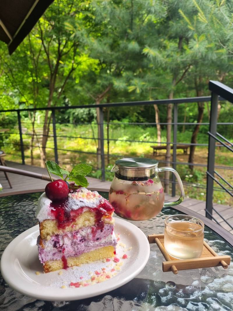 [잡담] 조기퇴근+예쁜 케이크+꽃차+숲 경치+야외테이블 | 인스티즈