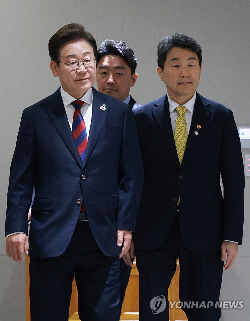 [잡담] 하루만에 흘러내리는 중인 강훈식 대통령 비서실장 | 인스티즈