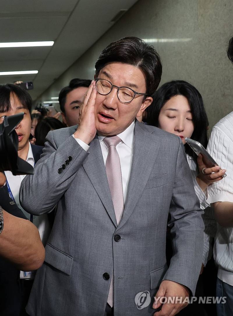 취재진 카메라에 부딪힌 권성동 원내대표 | 인스티즈