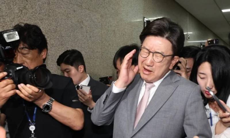 취재진 카메라에 부딪힌 권성동 원내대표 | 인스티즈