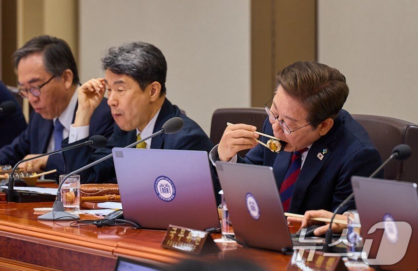 [정보/소식] 과거 모 당선인과 이재명 대통령의 당선 후 식사 비교 | 인스티즈