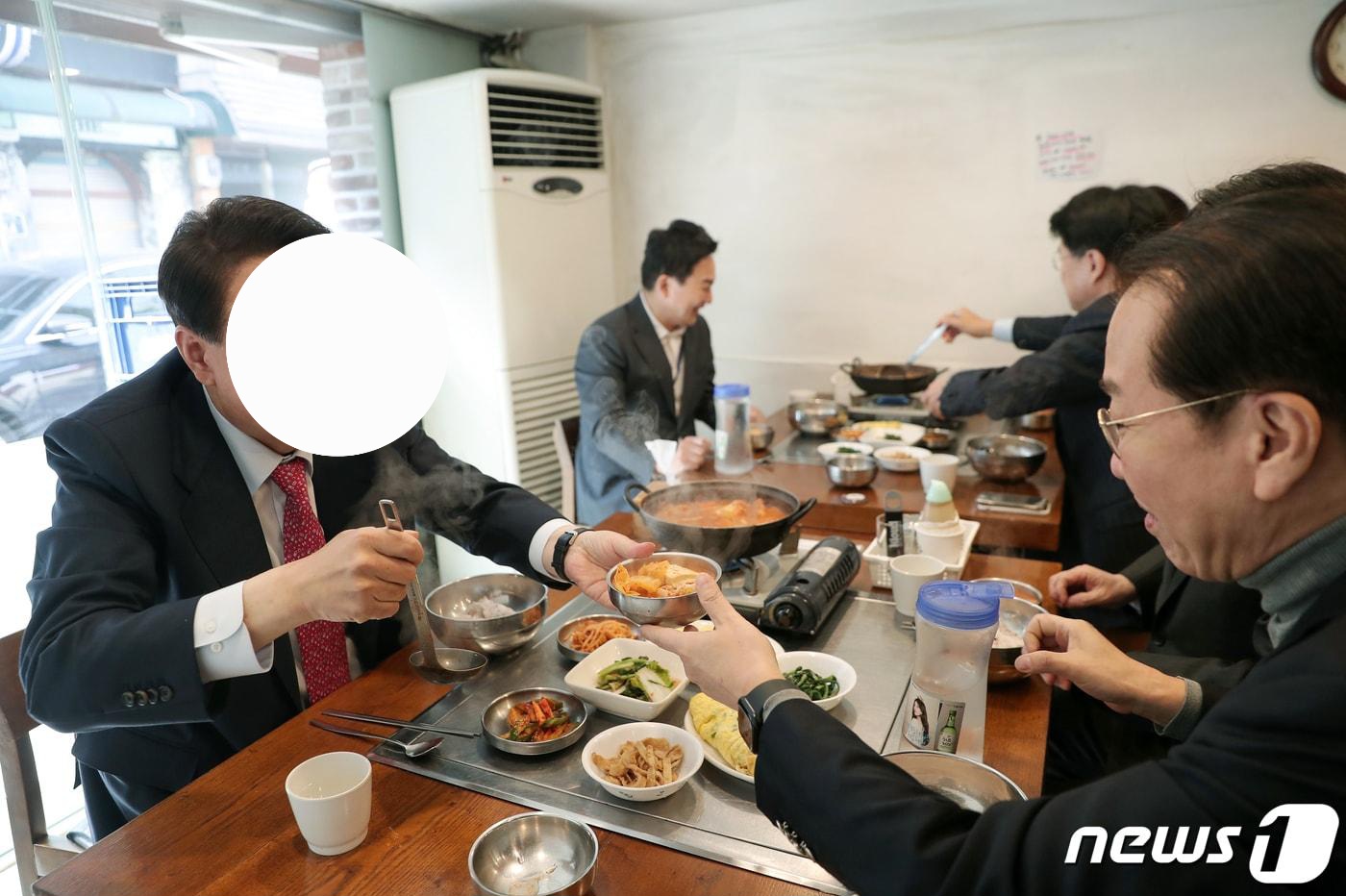 [정보/소식] 과거 모 당선인과 이재명 대통령의 당선 후 식사 비교 | 인스티즈