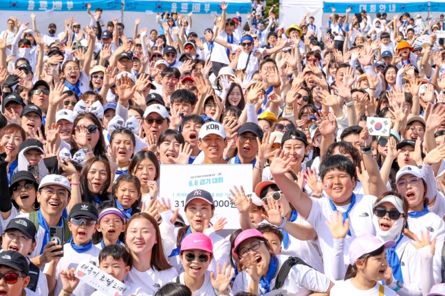 [잡담] 가수 션, 현충일 맞아 2200명과 6.6km 걷기 대회…국가유공자 위해 3억 1600만 원 기부 | 인스티즈