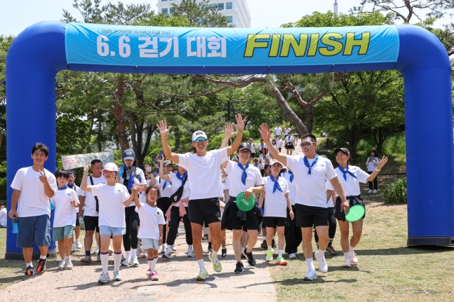 [잡담] 가수 션, 현충일 맞아 2200명과 6.6km 걷기 대회…국가유공자 위해 3억 1600만 원 기부 | 인스티즈