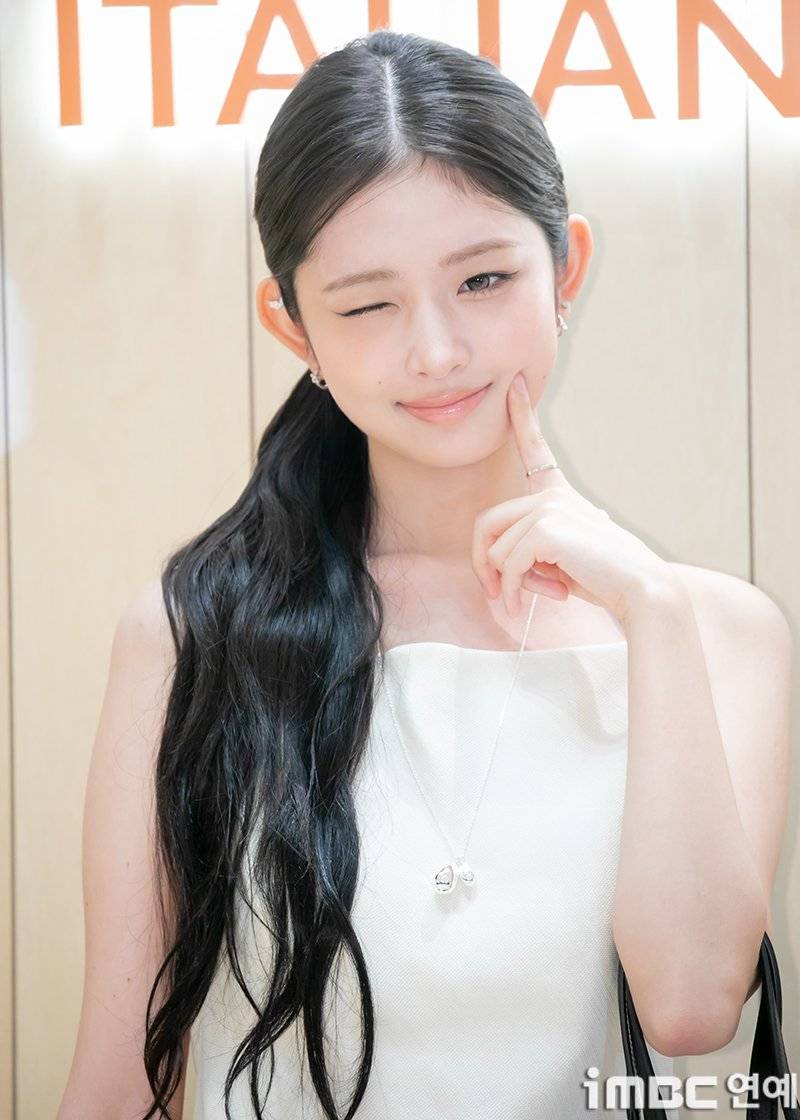 최근 반응 좋은 앞머리 넘긴 아이브 레이 비주얼 | 인스티즈
