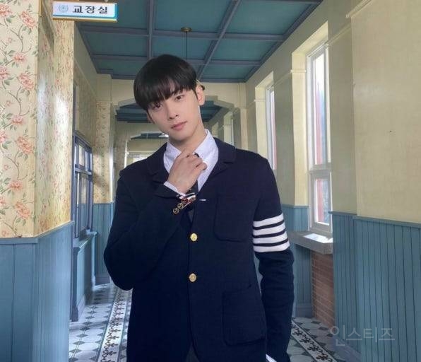 만날 때 마다 𝙅𝙊𝙉𝙉𝘼 반응 터지는 차은우x아이유 조합. gif | 인스티즈