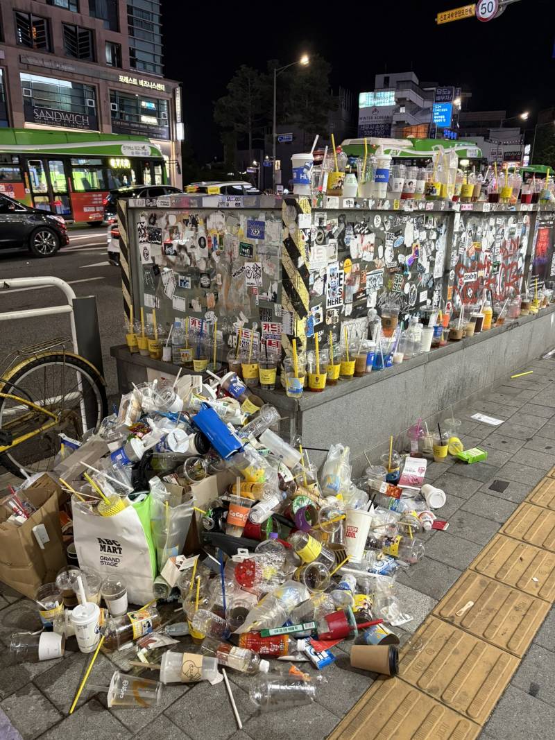 [잡담] 이짤 음료수도 충격이긴한데 스티커는 왜저리 붙어있는거? | 인스티즈