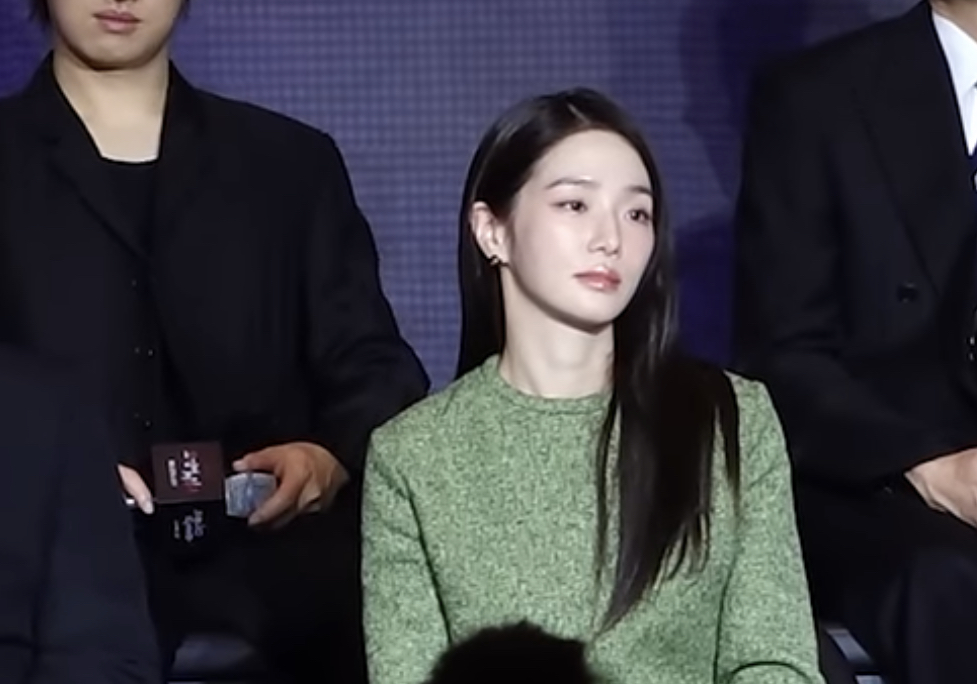 [잡담] 오겜 제작발표회 보는데 박규영 피부 대박 하얗다 | 인스티즈