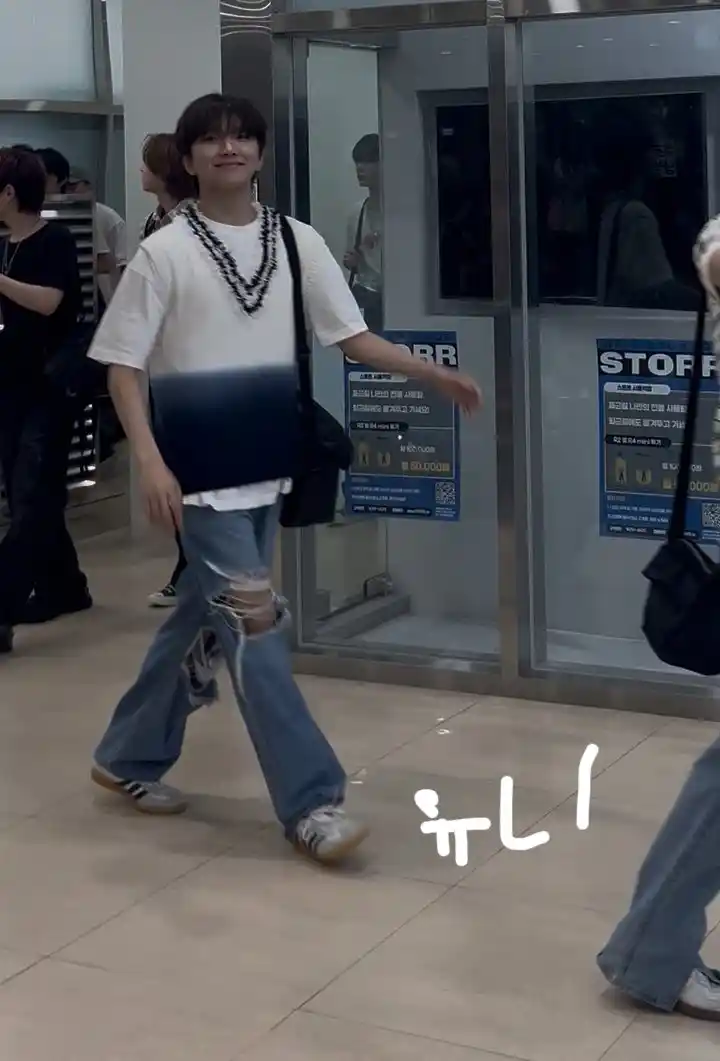 이런 연하가 제 반려라면 반려하지 않겠습니다 김운학 운왼 운른 프리뷰 공항 남찍사 고화질 (34) webp 공유 | 인스티즈