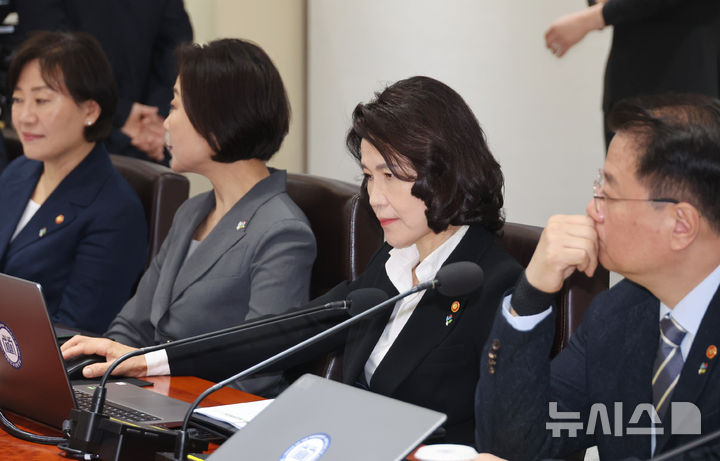[잡담] 국무회의에 참석한 국무위원중에 제일 표정 안좋은 분.jpg | 인스티즈