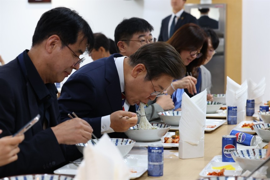 [정보/소식] 이 대통령, 오늘은 출입기자들과 '번개 '오찬 | 인스티즈