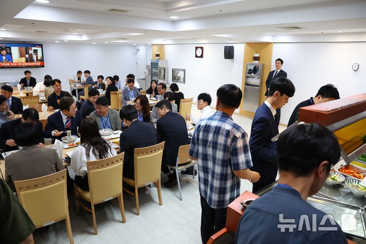 [정보/소식] 이 대통령, 오늘은 출입기자들과 '번개 '오찬 | 인스티즈