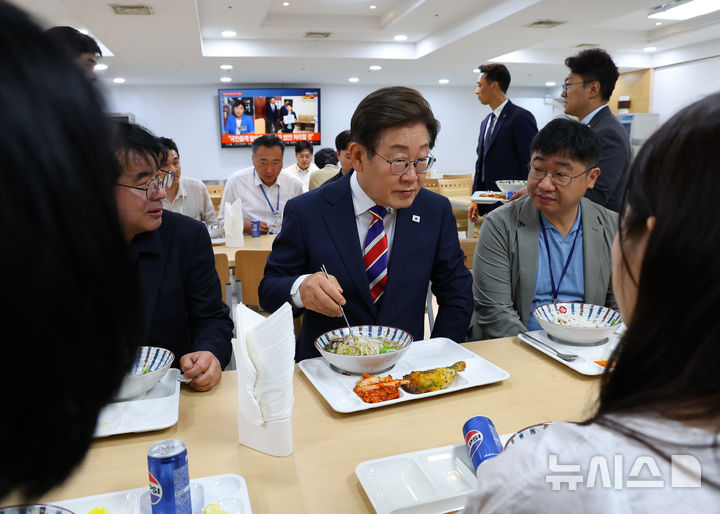[정보/소식] 이 대통령, 오늘은 출입기자들과 '번개 '오찬 | 인스티즈