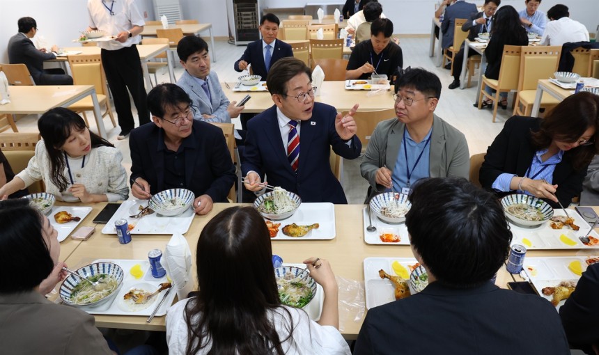 [정보/소식] 이 대통령, 오늘은 출입기자들과 '번개 '오찬 | 인스티즈