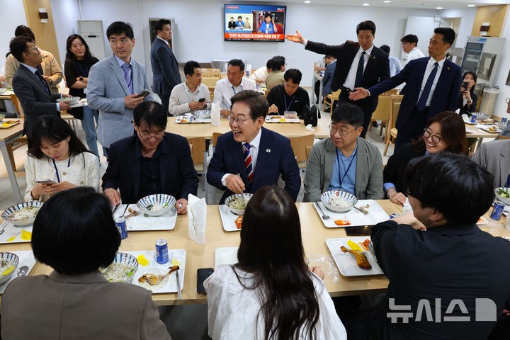 [정보/소식] 이 대통령, 오늘은 출입기자들과 '번개 '오찬 | 인스티즈