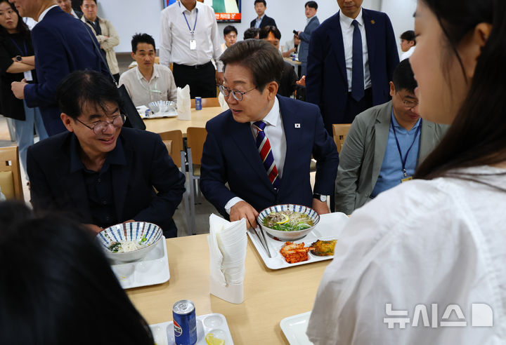 [정보/소식] 이 대통령, 오늘은 출입기자들과 '번개 '오찬 | 인스티즈
