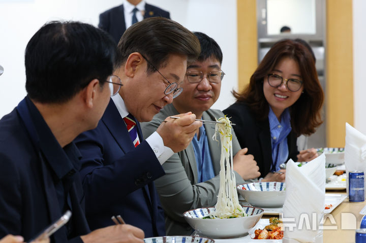 [정보/소식] 이 대통령, 오늘은 출입기자들과 '번개 '오찬 | 인스티즈