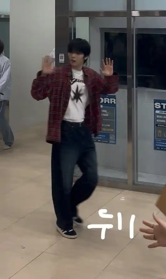 네가 한태산 짤 공유 필명이야? 그래 한태산 한동민 탯왼 탯른 프리뷰 고화질 공항 남찍사 (8) webp 공유 | 인스티즈