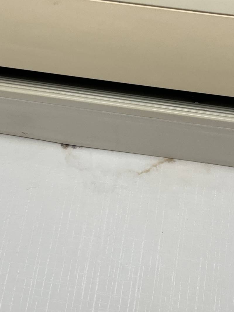 [잡담] 자취 입주했는데 이거 곰팡이야? 말해야하나 | 인스티즈