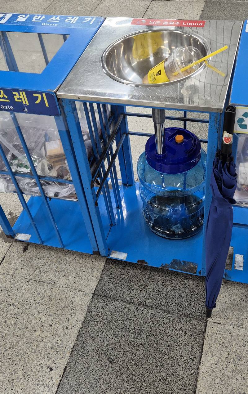 [잡담] 와 이걸 설치해놔도 음료 이렇게 버리는 사람이 있넹 | 인스티즈