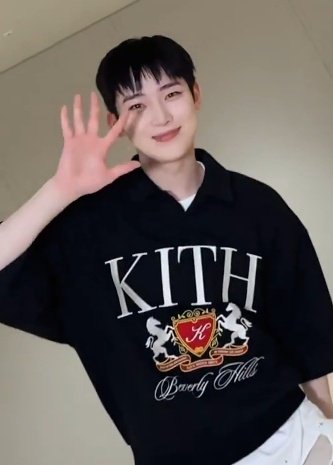 [잡담] 혹시 이분이 입으신 상의 정보 아시는 분! | 인스티즈