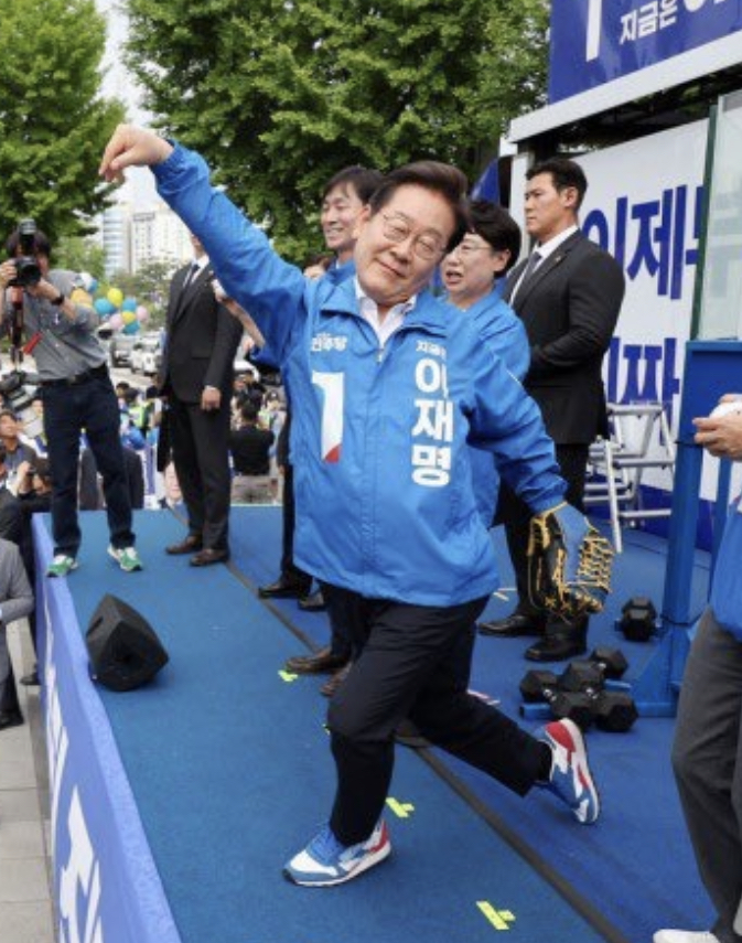 [잡담] 우리나라 이끄는 두명인데 왤케 귀엽냐 | 인스티즈