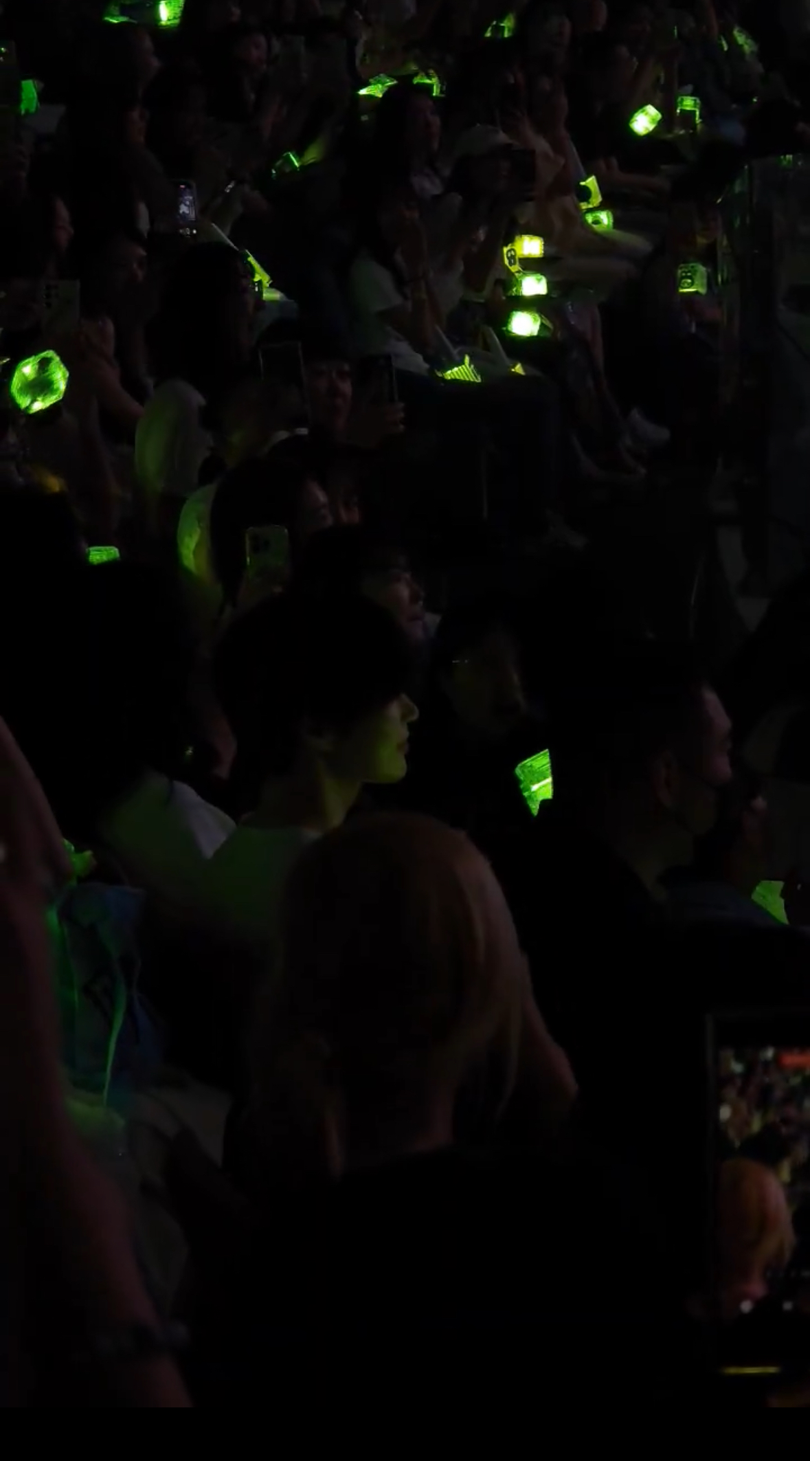 [잡담] 성한빈 도영콘서트 어두운데도 알겠음 연예인인거 | 인스티즈