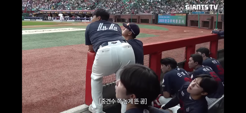 [잡담] 죄송한데 엉덩이 너무 제 눈앞에 있는거 아니에요? | 인스티즈