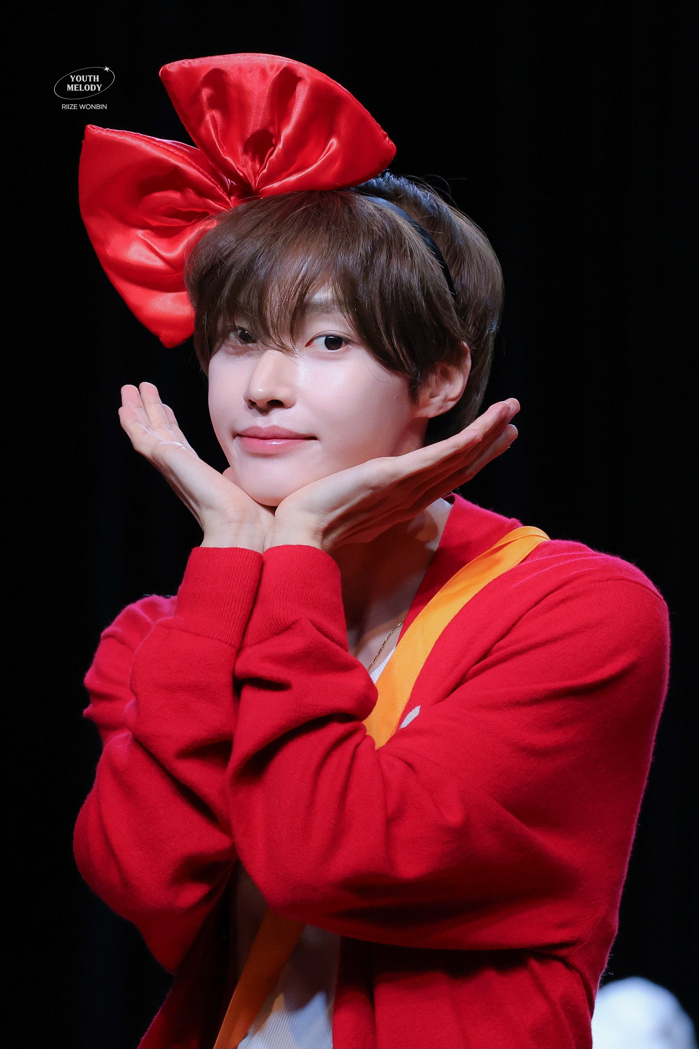 [잡담] 원빈 진짜 리본 잘 어울려 ㅋㅋㅋㅋㅋ | 인스티즈